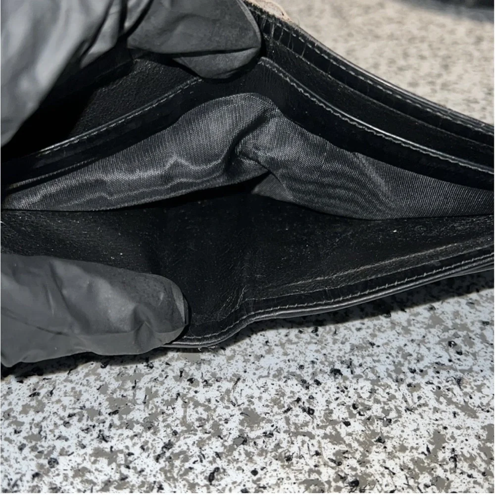 Gucci Wallet Purse Bifold Black  💯 % Authentic